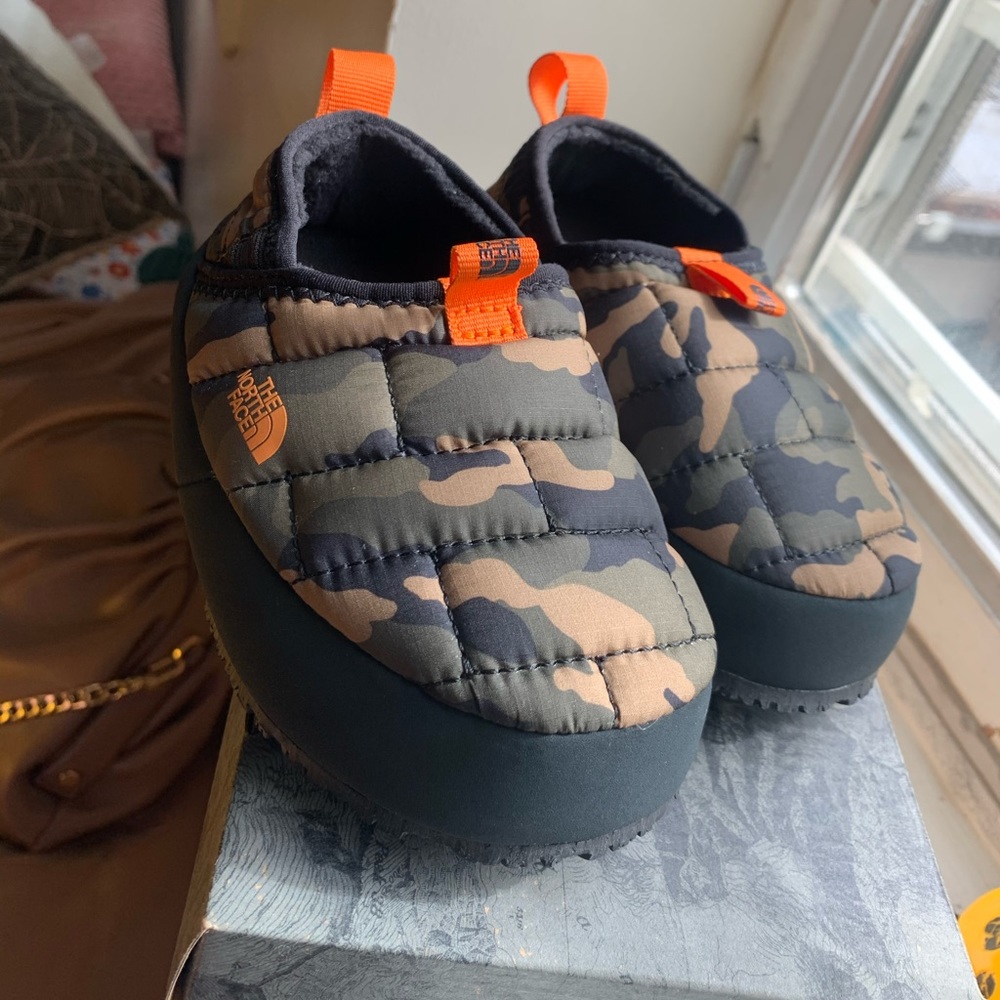 Brand new. ( UNISEX)